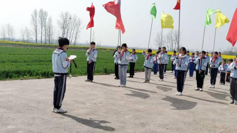 鲜花祭英烈，哀思寄忠魂——寿县保义镇东冉小学关工委组织开展扫墓祭奠英烈活动2