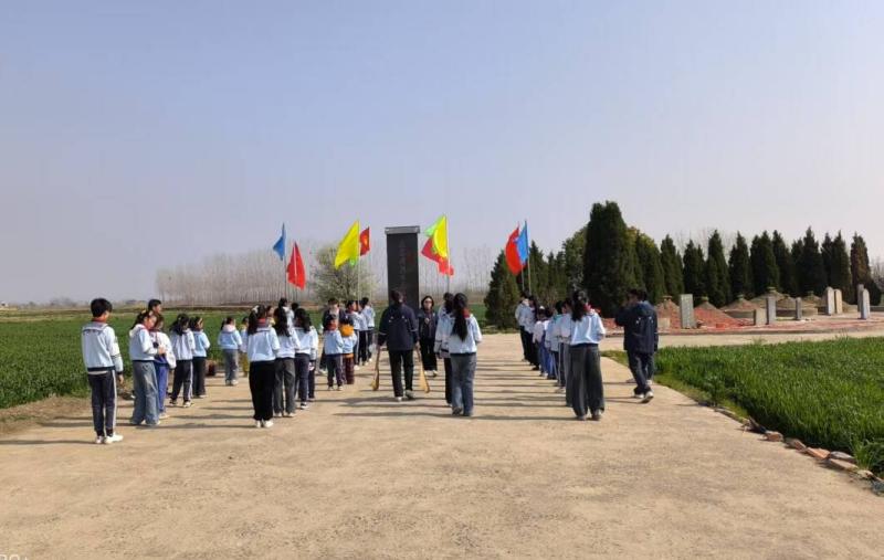 鲜花祭英烈，哀思寄忠魂——寿县保义镇东冉小学关工委组织开展扫墓祭奠英烈活动4