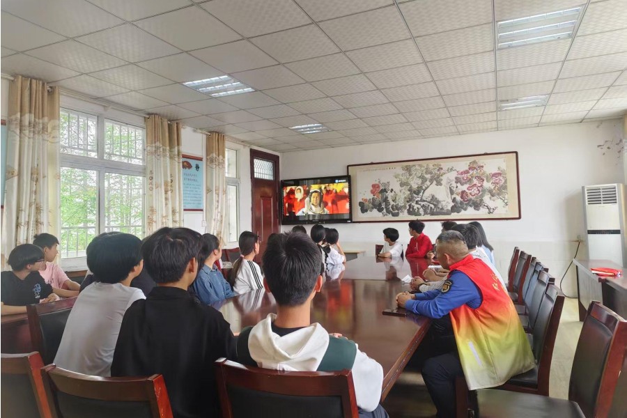 孤堆乡关工委带领全体师生共同观看了《青春中国》主题宣传片_副本