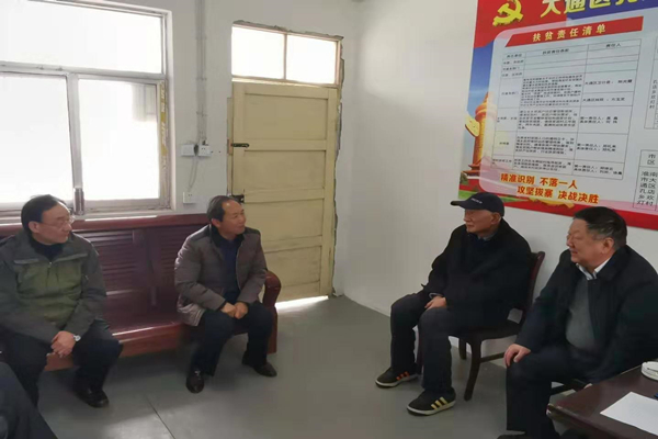 市新四军研究会老领导听取扶贫工作队工作情况1_副本.jpg