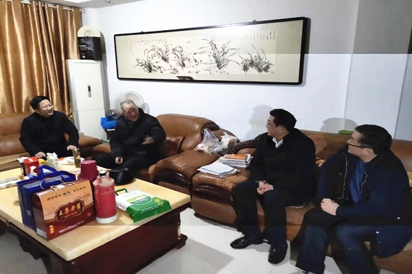 刘县长慰问_副本.jpg