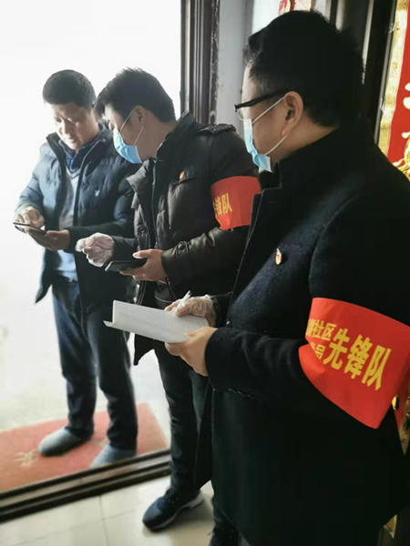 党员志愿者在社区上门采集核对居民信息_副本.jpg