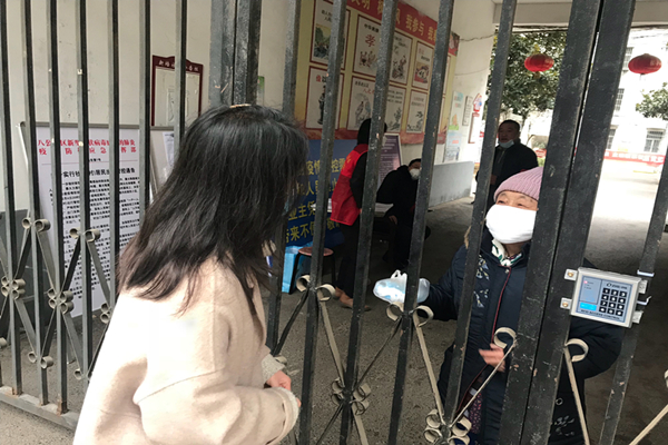 离休干部梅华轩家属到小区门口领口罩_副本.jpg