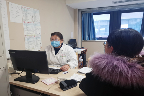 妇科专家董峰门诊照片_副本.jpg