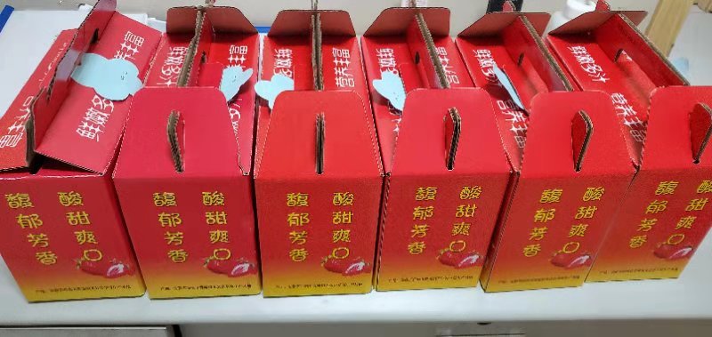 为一线同志送草莓.jpg
