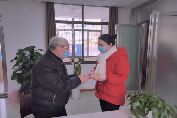 八区老党员缴纳特殊党费 副本_副本.jpg