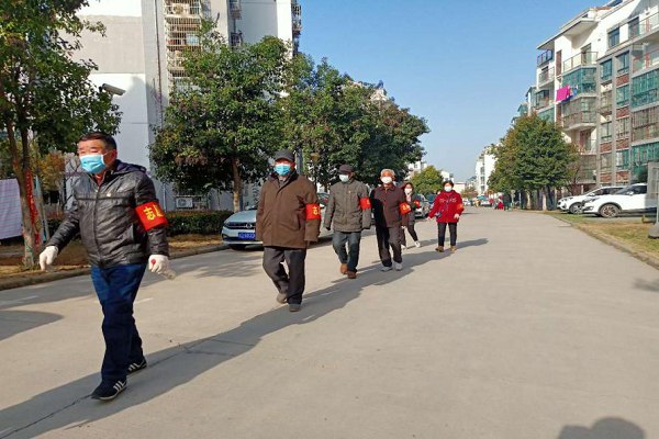 淮南市大通区老党员志愿服务队在社区巡逻.png