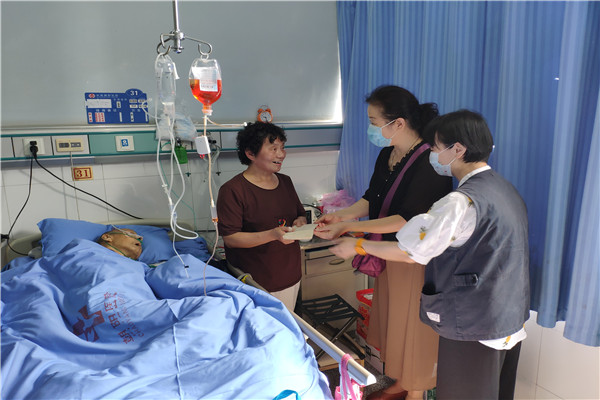 3、离退休党总支一行慰问住院的离休老干部薛兆北同志.jpg