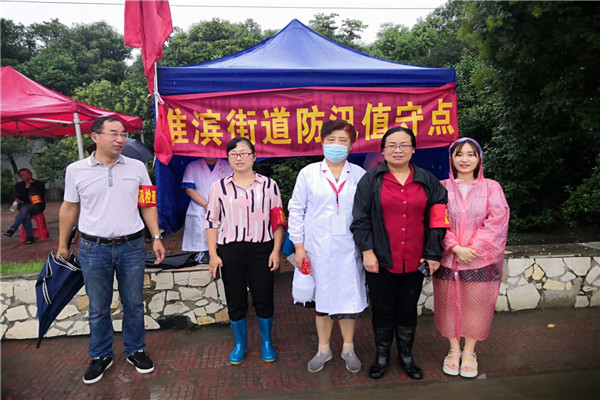 6004001、志愿队员、退休党员付爱华同志与医务人员们一起在抗洪执勤点合影.jpg