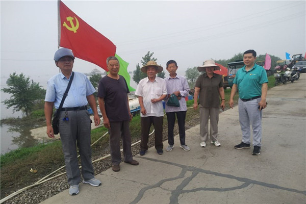 600400平圩镇老干部支部组织老党员走入防汛一线传经送宝.jpg
