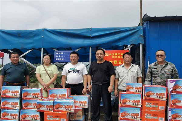600400蔡瑞根家人为巡堤干群送来物资.jpg