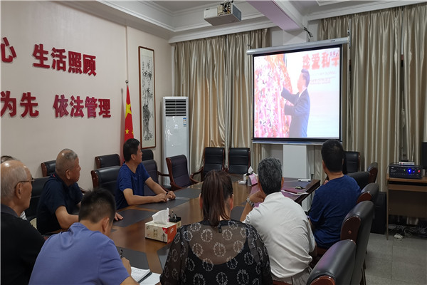 市军休所组织工作人员和军休干部集中收看抗日战争.jpg