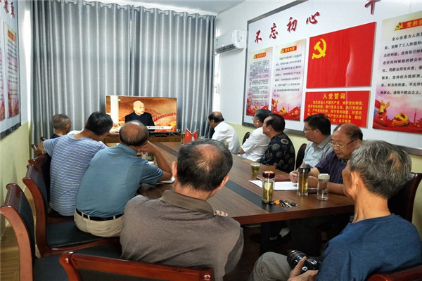 600400县委老干部局同新研会老同志共同收看直播仪式.jpg