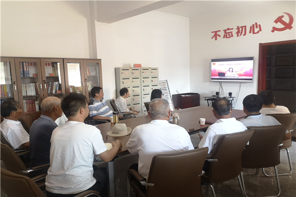 600400市军休所组织观看离退休干部网上专题报告会...jpg