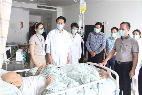 2、省委老干部局调研组一行看望离休干部.jpg