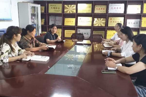 600400潘集区泥河老年学校组织学习全省老年大学示范校建设经验交流会议精神_meitu_1.jpg