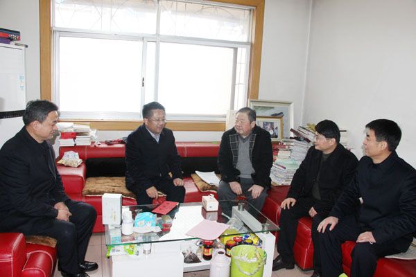 刘居胜与马万光亲切交谈.jpg