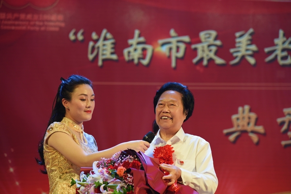 12-修改“淮南市最美老干部正能量团队”代表葛广秀发言.jpg