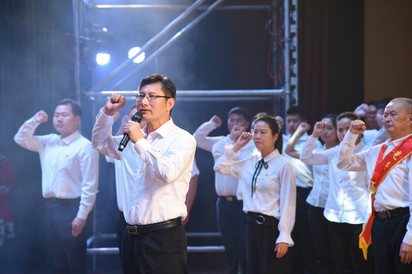 17-修改市委常委、市委组织部部长马文革带领全体党员重温入党誓词.jpg