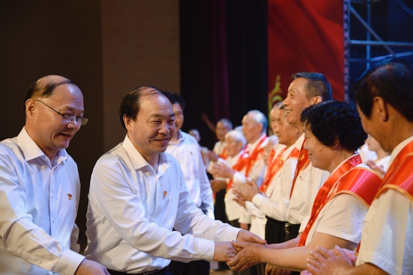 18-修改省委组织部副部长、省委老干部局局长夏小飞与“光荣在党50年”纪念章获颁者亲切握手并合影留念.jpg