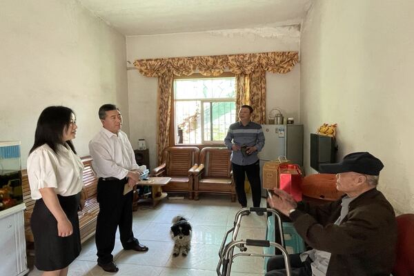 修改图慰问离休干部赵守云.jpg