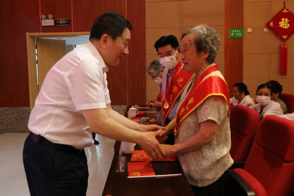 修改图院党委书记、院长杨立新为光荣在党50年代表佩戴纪念章.jpg