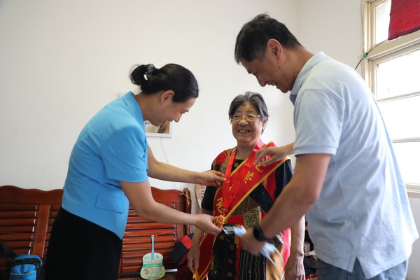 修改图副院长陈秀凤、曾兆波同志为94岁的老党员马辉佩戴在党50年纪念章.jpg