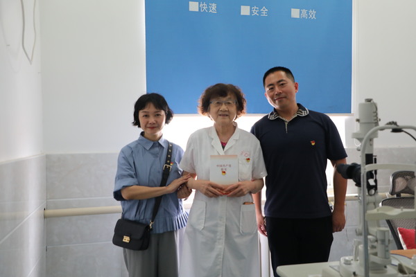 修改图工会、离退休党总支慰问老党员陈静毅.jpg