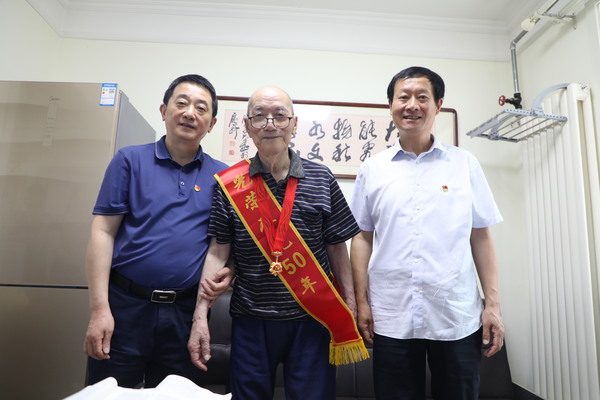 修改图院党委书记、院长杨立新、副院长董斌一行七一前夕慰问老党员、老干部.jpg