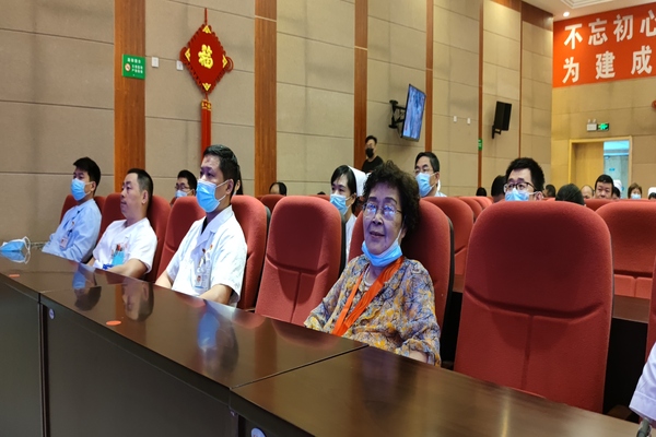修改图党龄50年的老同志和援鄂医疗队的同志们一起收看习总书记七一讲话.jpg