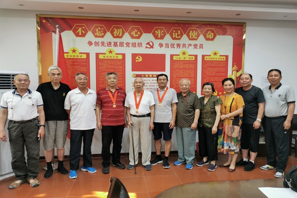 修改图参加主题党日活动的支部党员们.jpg