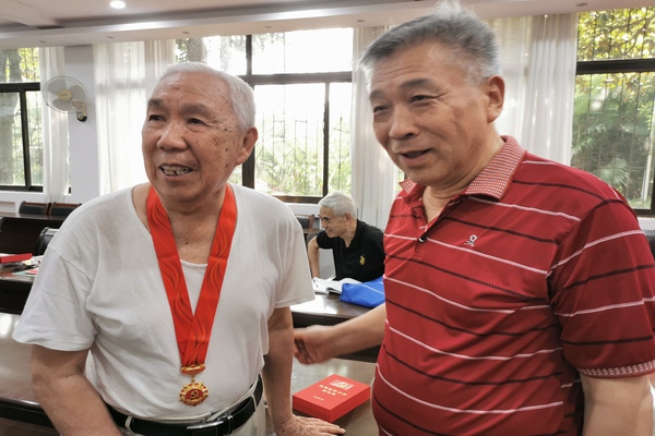 修改图离退休支部书记王铮给88岁高龄的老党员满文宾同志颁发“光荣在党50周年”纪念章.jpg
