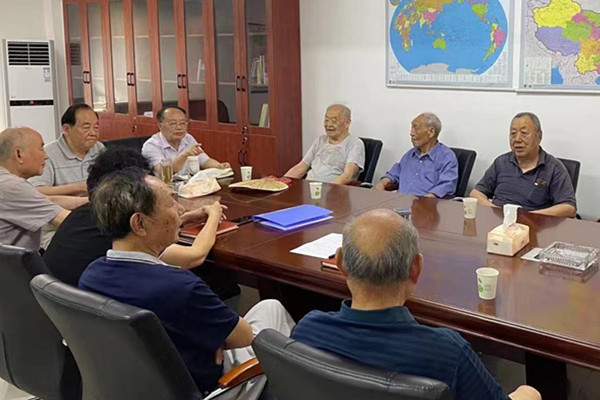 田区新研分会召开光荣在党50年老党员老干部座谈会.jpg