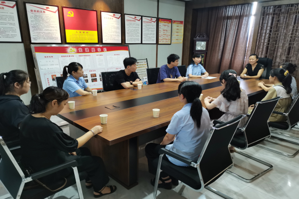党支部书记赵萍勉励学子们.jpg