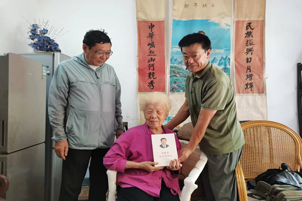 市财政局开展送学慰问活动_600.jpg
