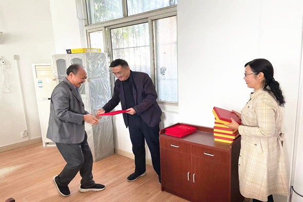 3.何涛为退休干部赠送纪念座（600）.jpg